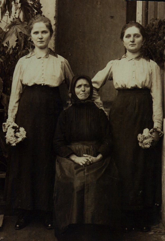 1918 L-R Mari Vajda (Papp), Eszter Papp (Vadon), Julianna Demeter (Papp) Encsencs, Hungary